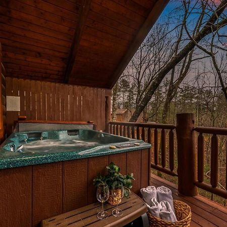 Log Cabin, Hot Tub, Fireplace, Pool Table & Views! Sevierville Bagian luar foto