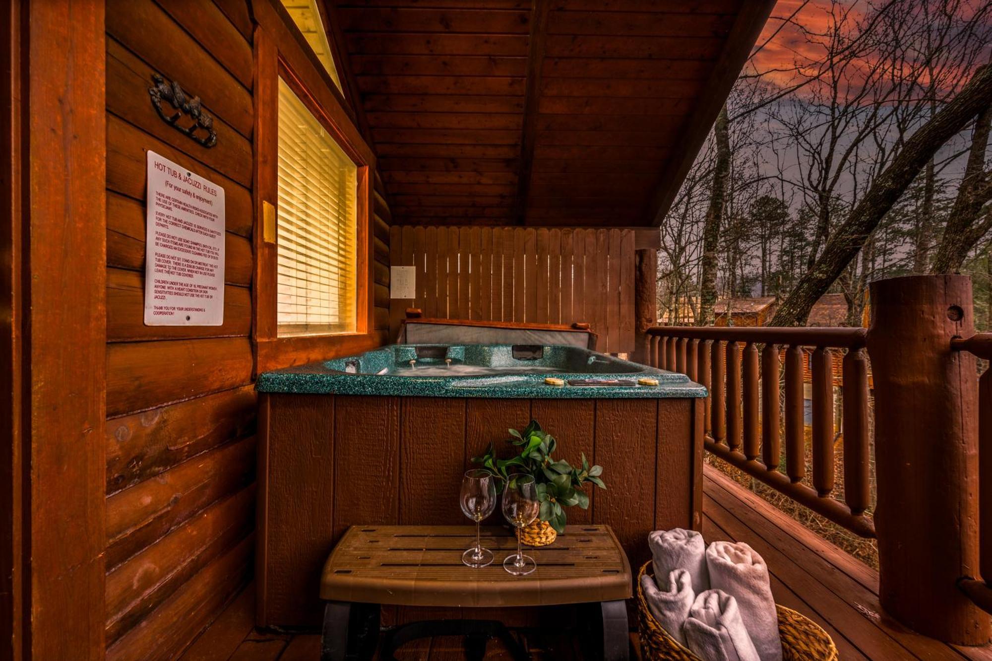 Log Cabin, Hot Tub, Fireplace, Pool Table & Views! Sevierville Bagian luar foto