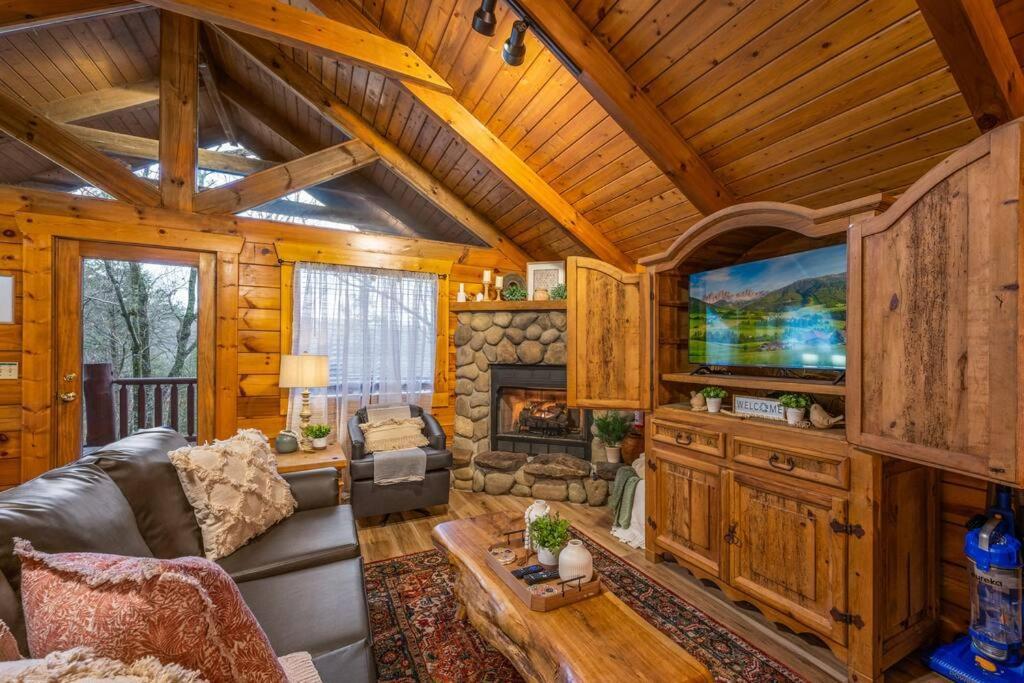 Log Cabin, Hot Tub, Fireplace, Pool Table & Views! Sevierville Bagian luar foto