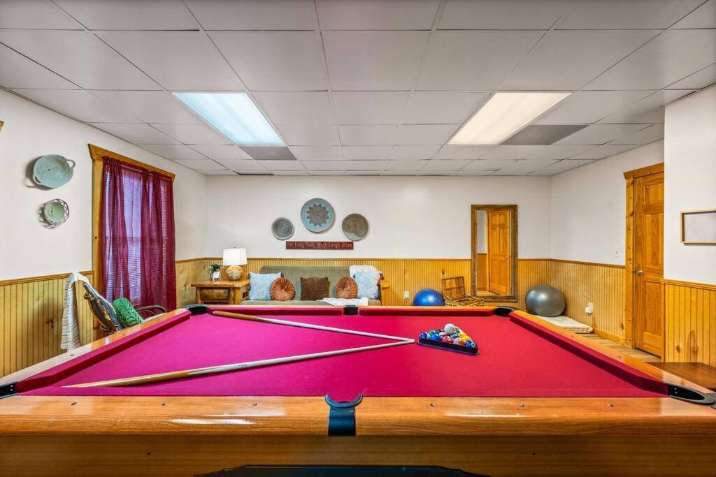Log Cabin, Hot Tub, Fireplace, Pool Table & Views! Sevierville Bagian luar foto