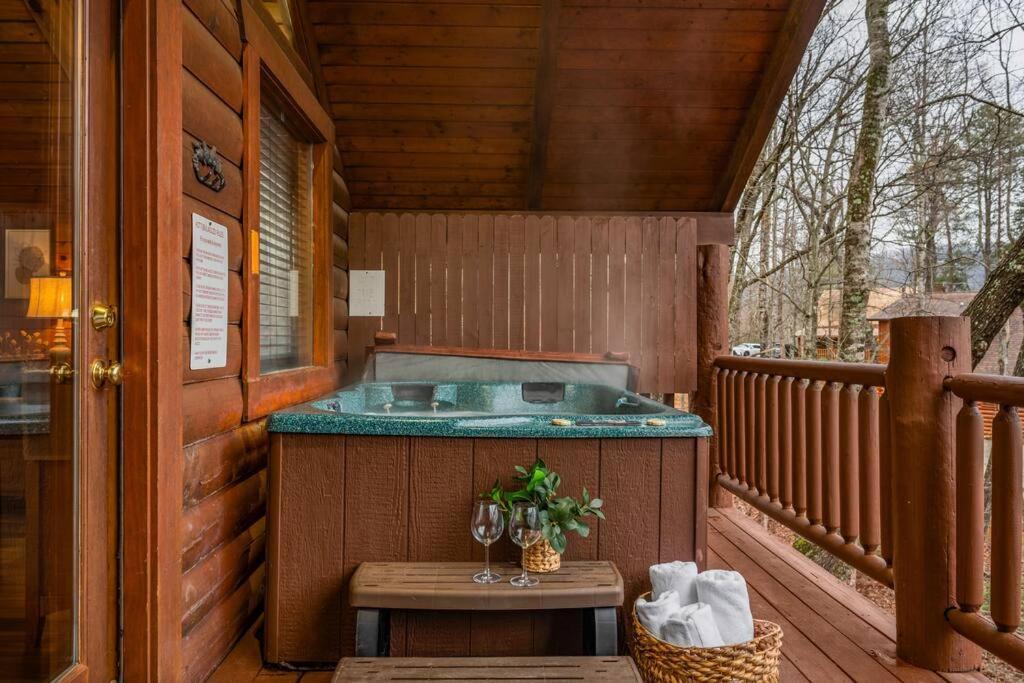 Log Cabin, Hot Tub, Fireplace, Pool Table & Views! Sevierville Bagian luar foto
