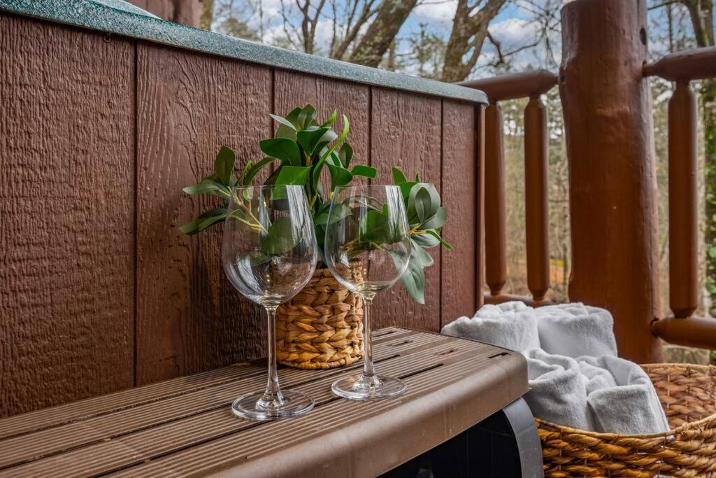 Log Cabin, Hot Tub, Fireplace, Pool Table & Views! Sevierville Bagian luar foto