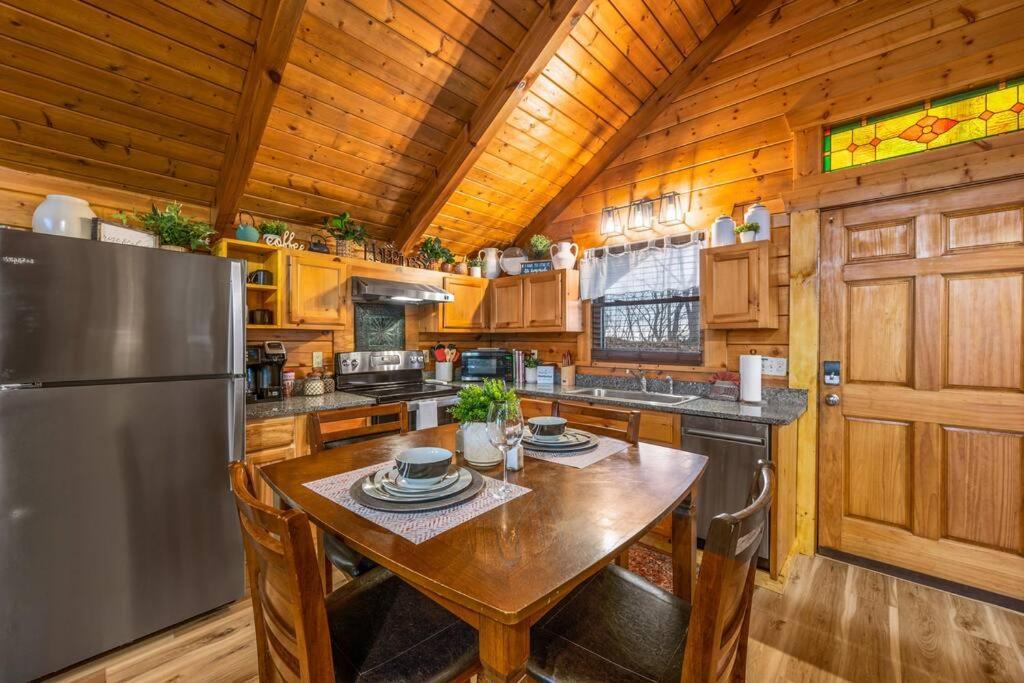Log Cabin, Hot Tub, Fireplace, Pool Table & Views! Sevierville Bagian luar foto