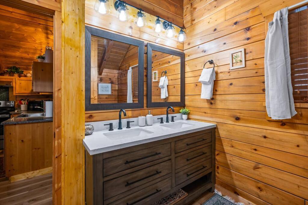 Log Cabin, Hot Tub, Fireplace, Pool Table & Views! Sevierville Bagian luar foto
