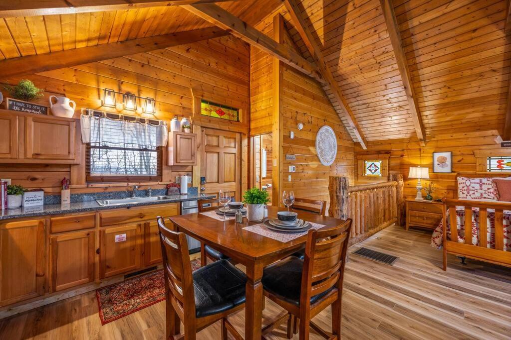 Log Cabin, Hot Tub, Fireplace, Pool Table & Views! Sevierville Bagian luar foto