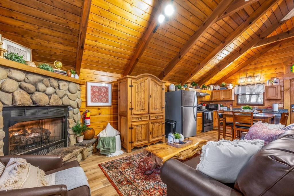 Log Cabin, Hot Tub, Fireplace, Pool Table & Views! Sevierville Bagian luar foto