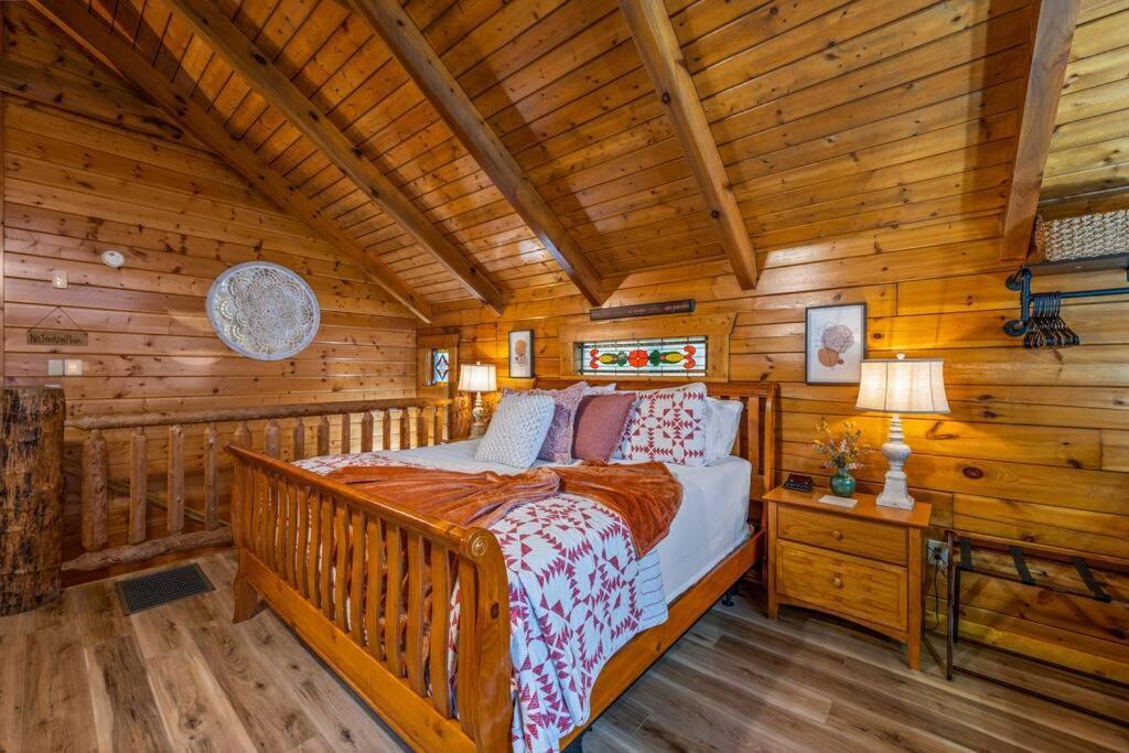 Log Cabin, Hot Tub, Fireplace, Pool Table & Views! Sevierville Bagian luar foto