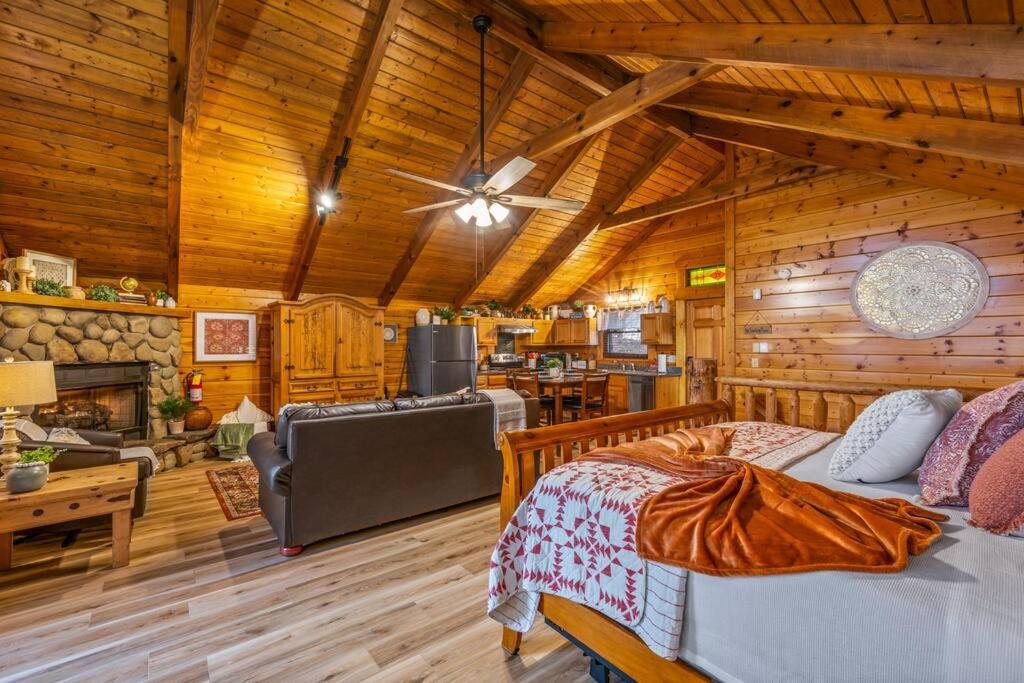Log Cabin, Hot Tub, Fireplace, Pool Table & Views! Sevierville Bagian luar foto