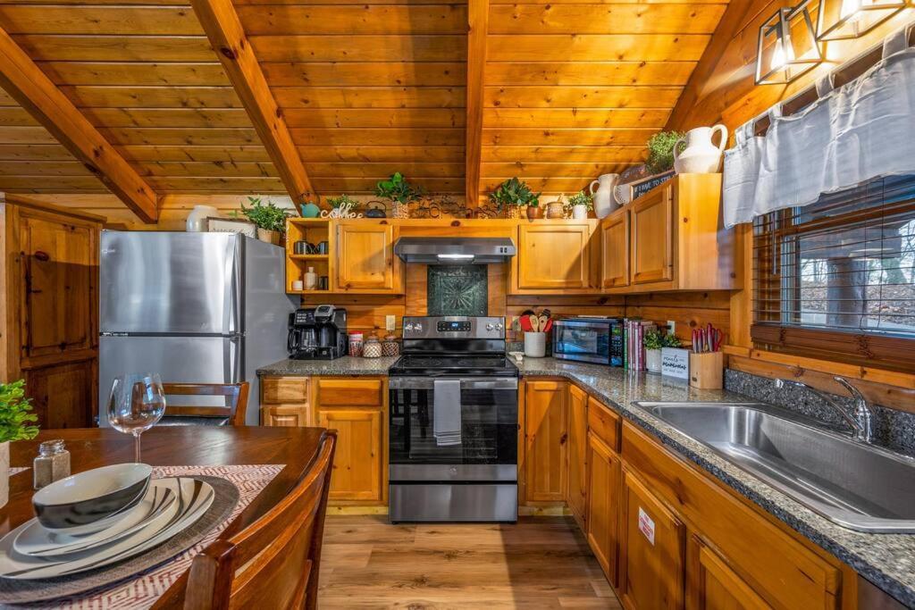 Log Cabin, Hot Tub, Fireplace, Pool Table & Views! Sevierville Bagian luar foto