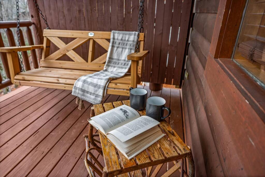 Log Cabin, Hot Tub, Fireplace, Pool Table & Views! Sevierville Bagian luar foto