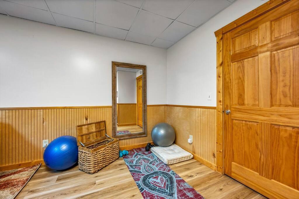 Log Cabin, Hot Tub, Fireplace, Pool Table & Views! Sevierville Bagian luar foto