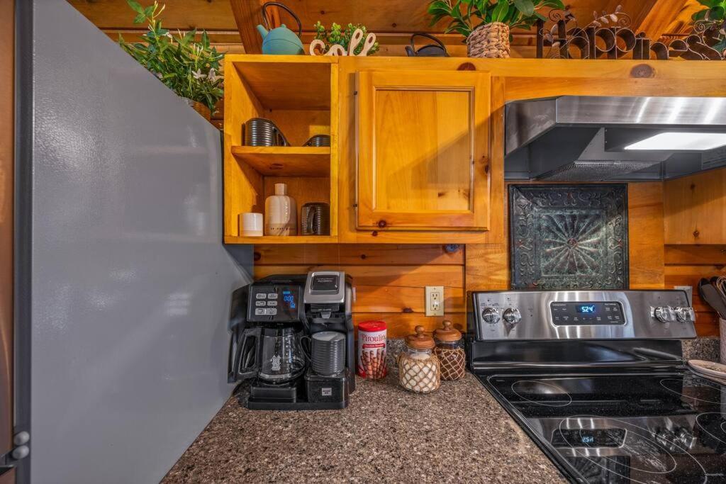 Log Cabin, Hot Tub, Fireplace, Pool Table & Views! Sevierville Bagian luar foto