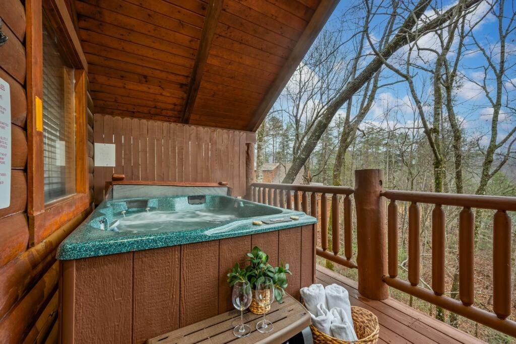 Log Cabin, Hot Tub, Fireplace, Pool Table & Views! Sevierville Bagian luar foto
