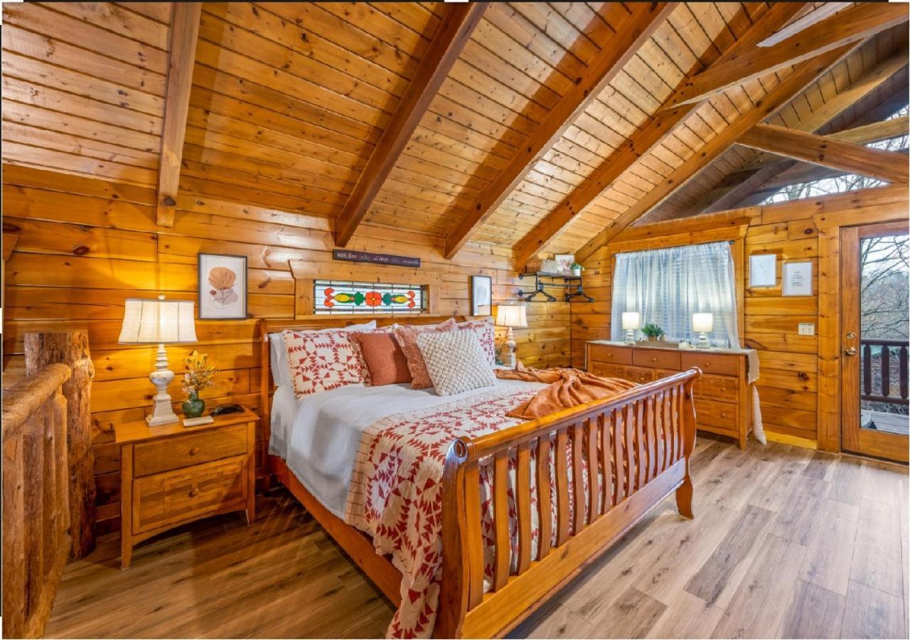 Log Cabin, Hot Tub, Fireplace, Pool Table & Views! Sevierville Bagian luar foto